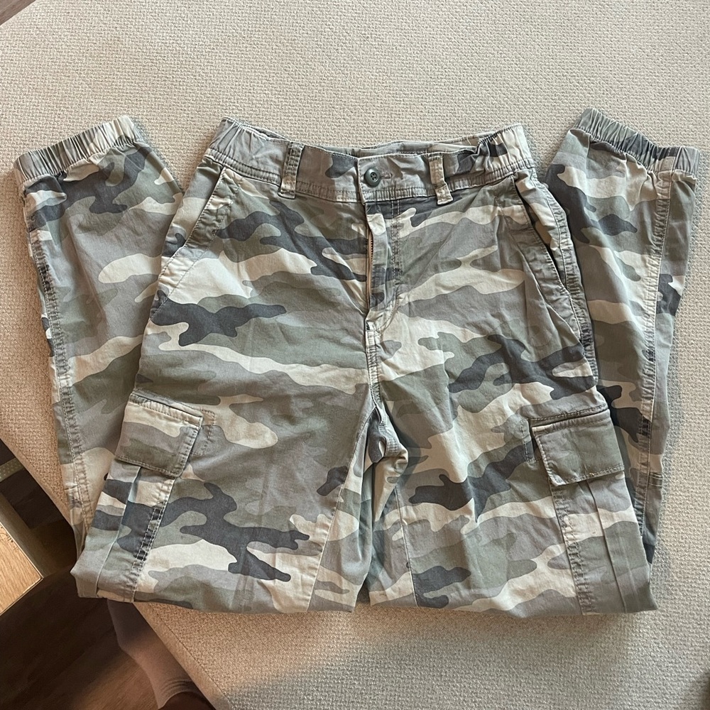 American Eagle Camouflage Cargo Joggers in size 0 regular